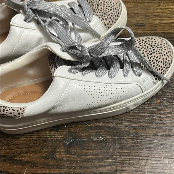 Universal Thread Sneakers - Picture 4 of 4